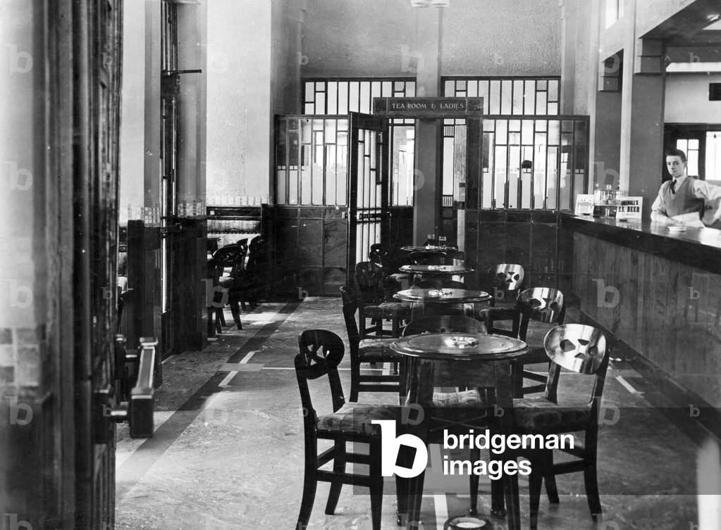 Image of The lounge the Heath Hotel pub in Allerton, Liverpool, complete