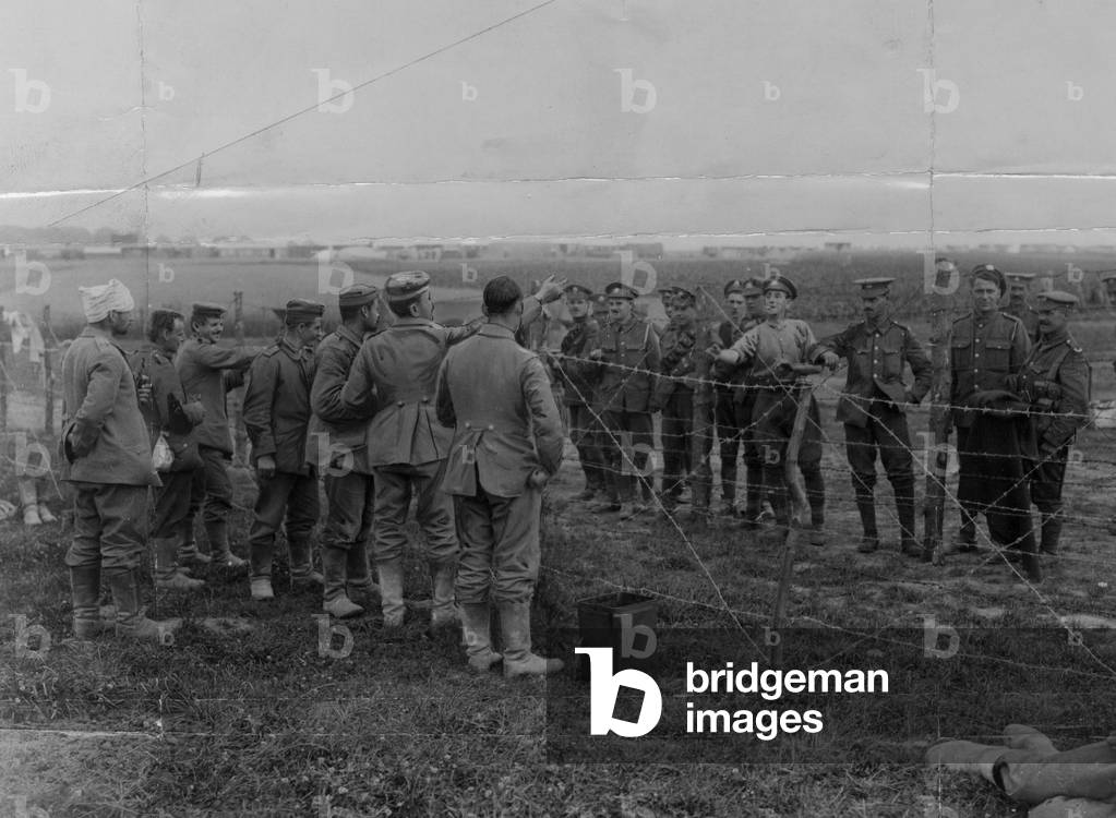 Immagine di Fotografia "soldati provocando prigionieri di guerra" 1916, b/w