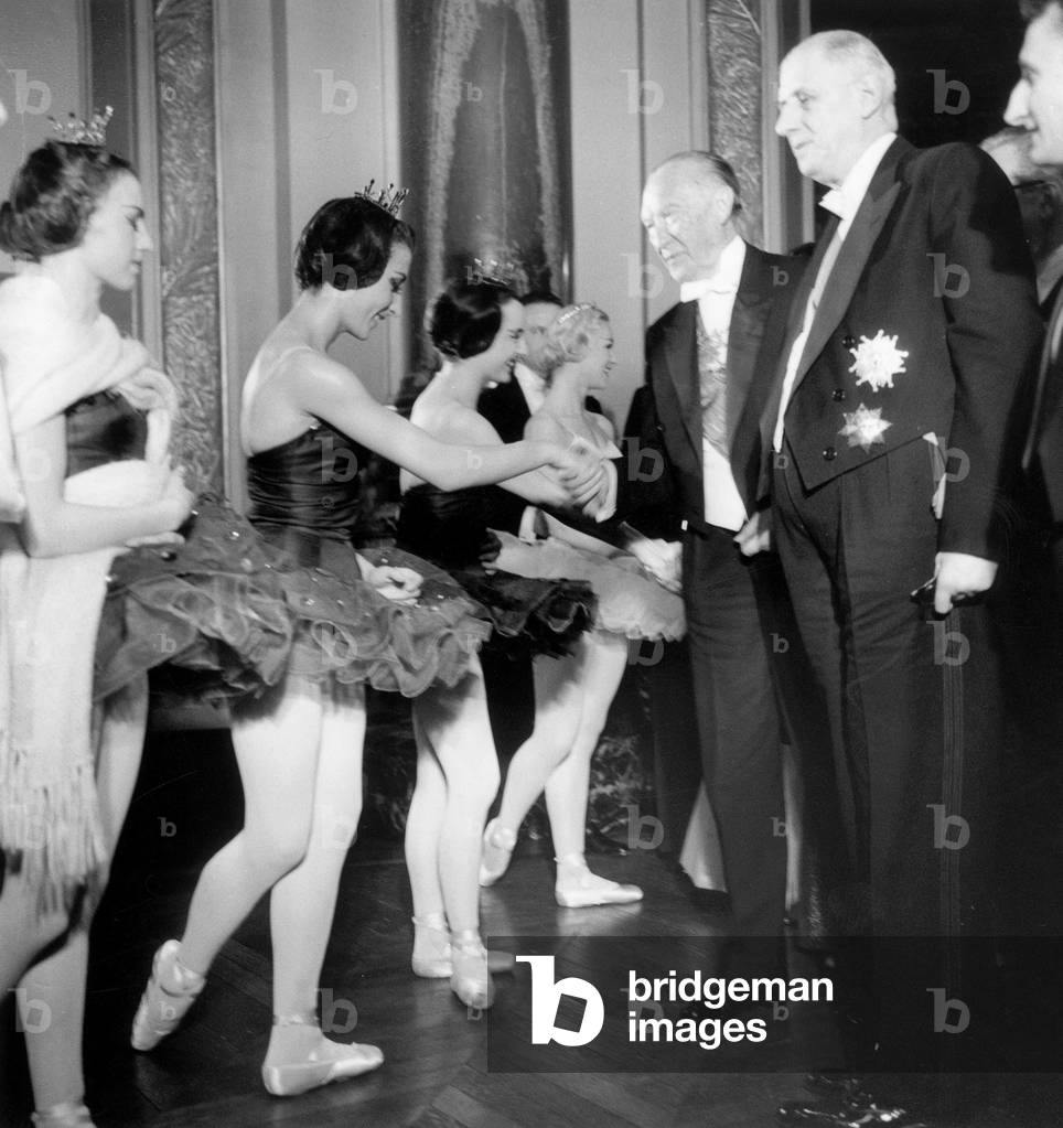 Charles de Gaulle und Konrad Adenauer begrüßen die Tänzer Josette Amiel Andet und Claude Bessy am 5. Juli 1952
