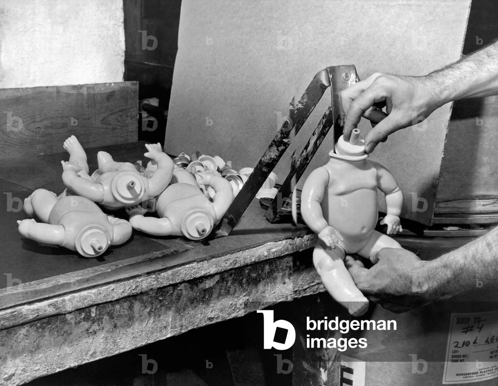 "Voicebox Put In A Doll Neck (foto in b/n)" 1949, b/w