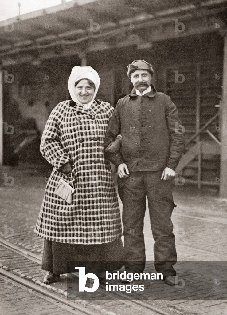 Immagine di Fotografia "Louis Blériot e sua moglie Alice Védère dopo il volo attraverso la Manica nel 1909.  L