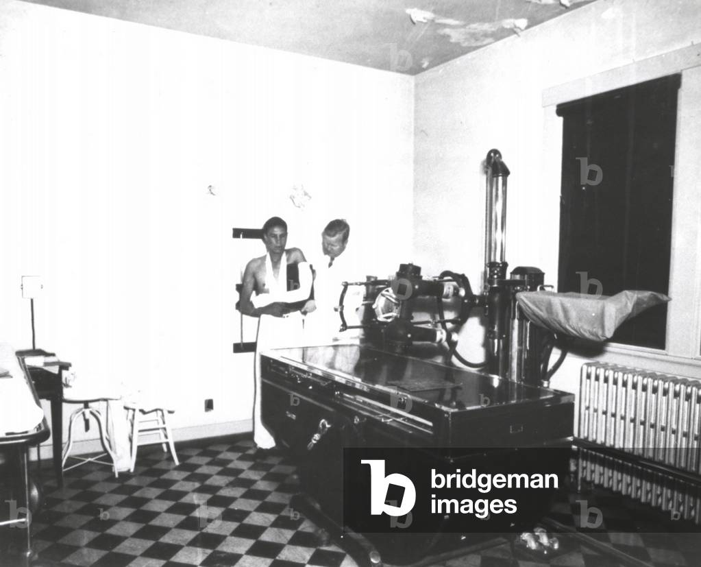 Image de Photographie représentant Technicien préparant une radiographie par Unknown photographer, b/w