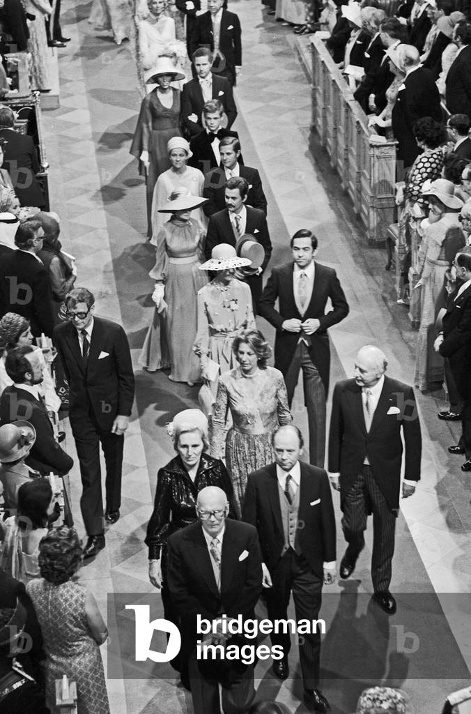 "Capi di stato e monarchi che lasciano la chiesa dopo che il re Carlo XVI Gustavo di Svezia sposò la tedesca S