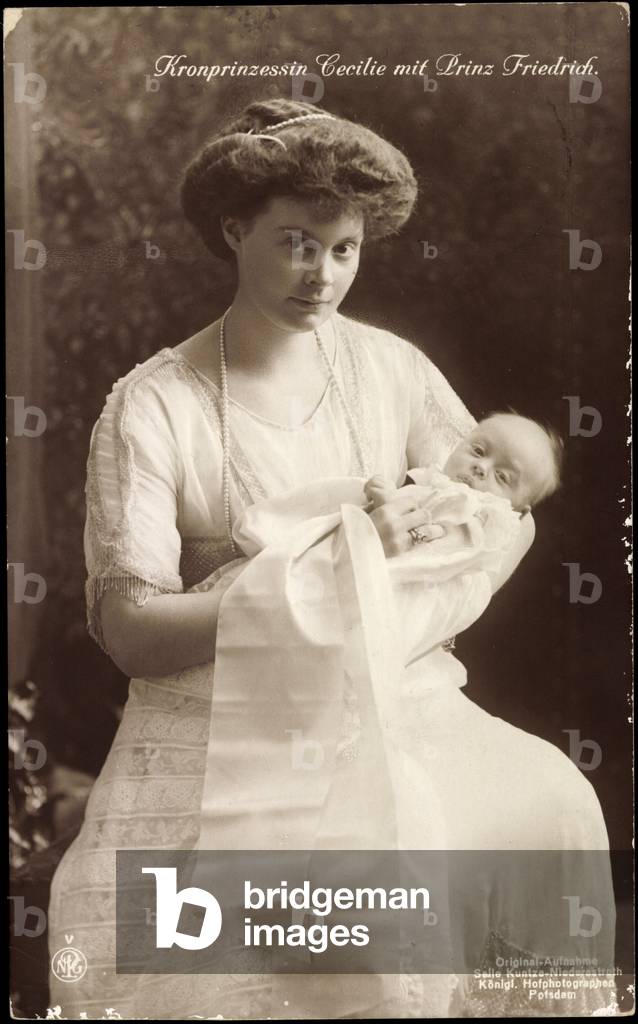 Bild von Fotografie "Kronprinzessin Cecilie mit Prinz Friedrich" 1912 von German Photographer, b/w
