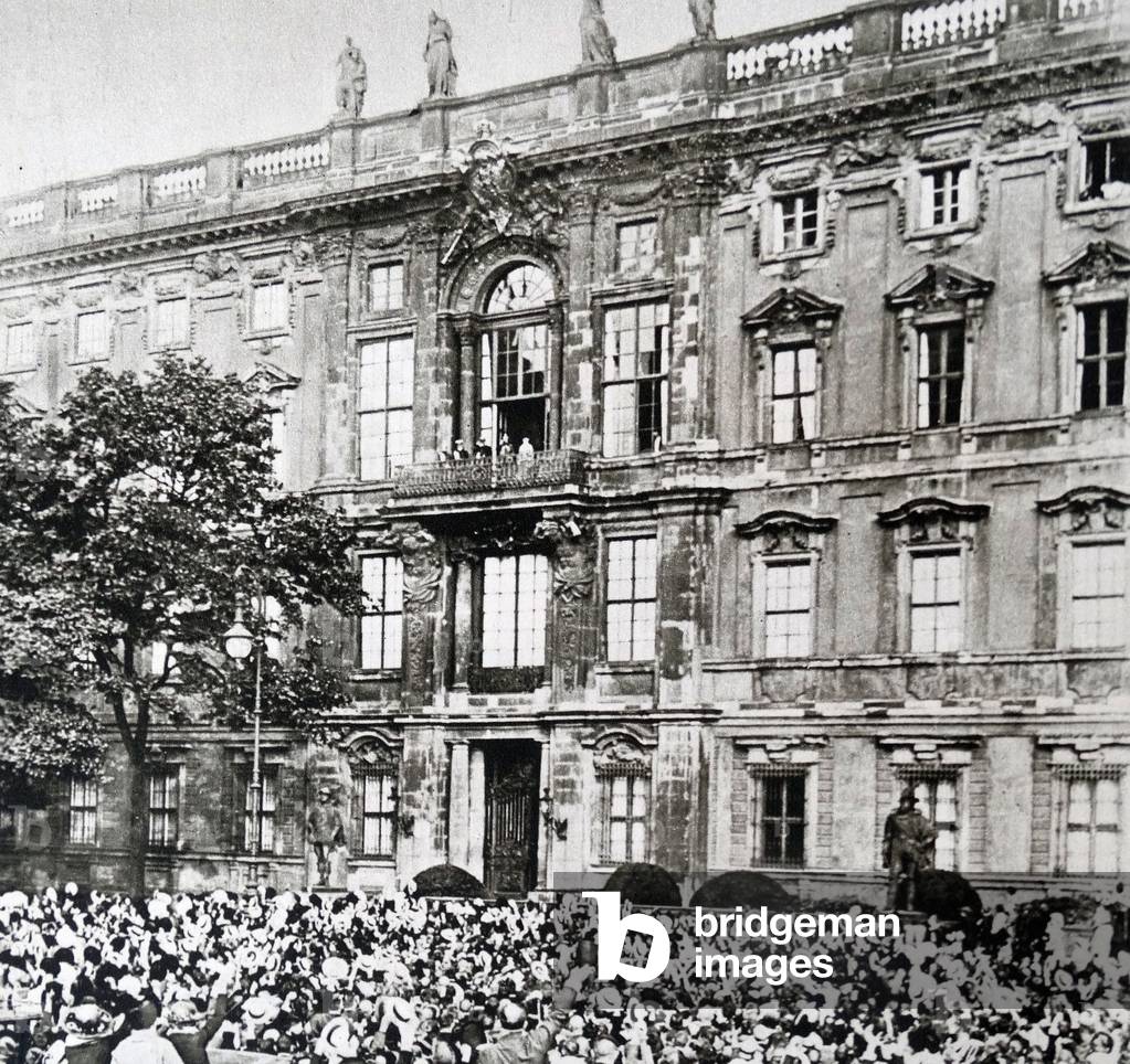 Bild von Fotografie "Kaiser Wilhelm verkündet den Ausbruch des Krieges von seinem Palast in Berlin aus" von Un