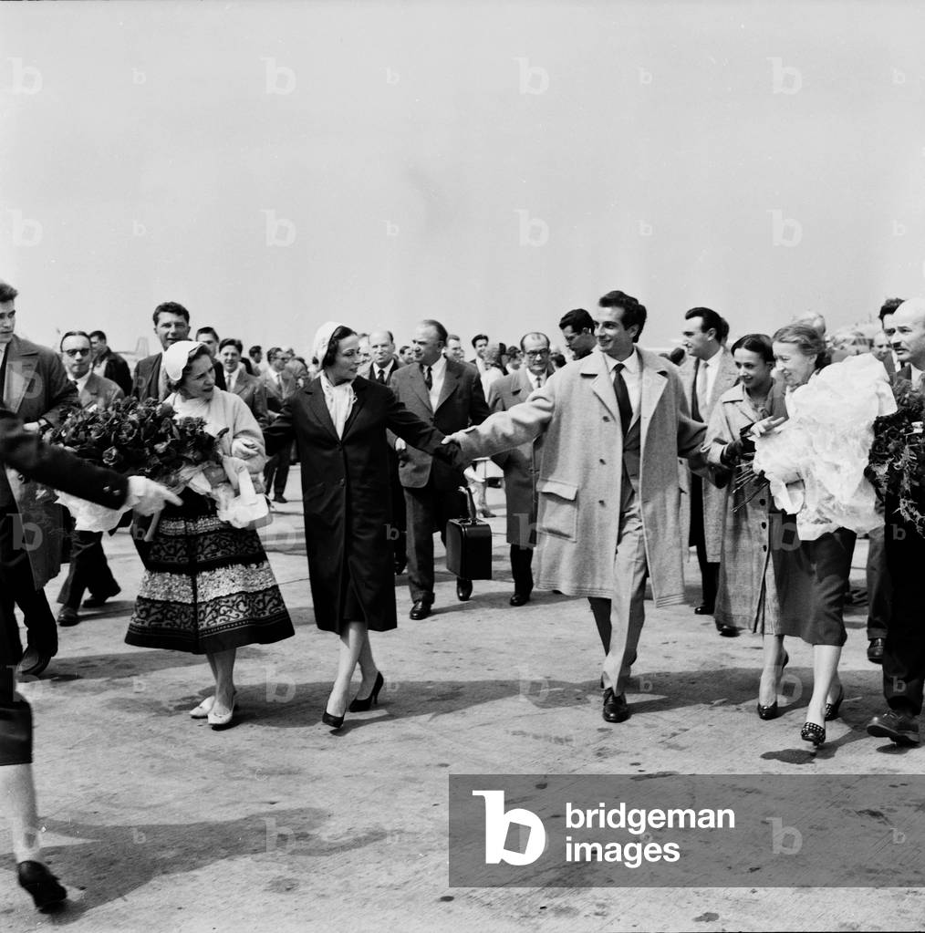 Immagine di Fotografia "Danzatori francesi e sovietici all'aeroporto di Bourget" 1958, b/w