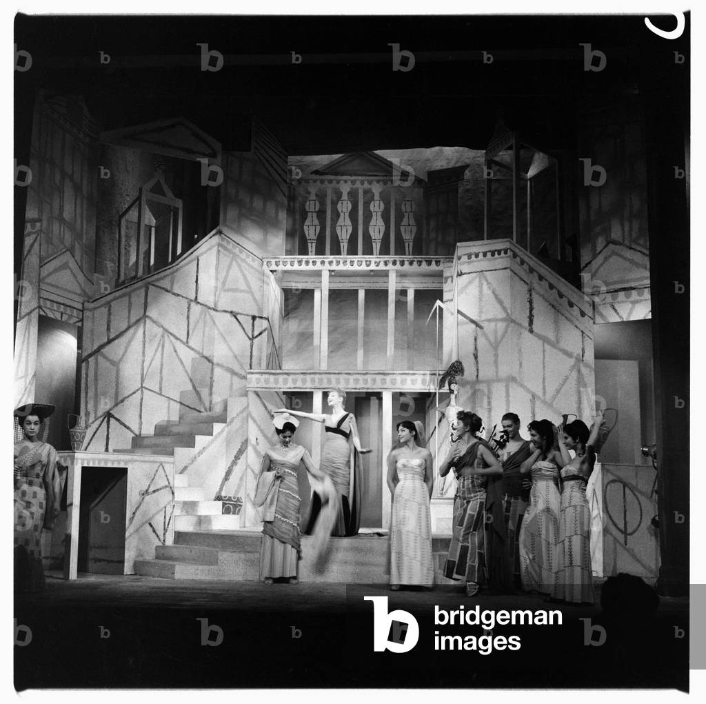 Bild von Fotografie "Lysistrata am National Theatre" von John Deakin, b/w
