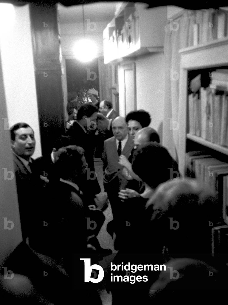 Bild von Fotografie "

Die Gruppe von Schriftstellern 'Amici della Domenica' befindet sich im Salotto Bellonci