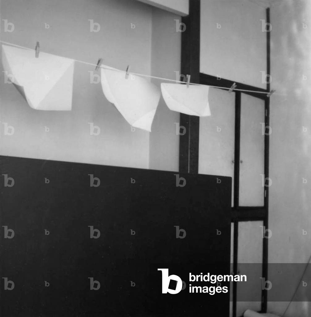 Carta smaltata appesa nello studio di Anne Truitt, c.1965 (foto b/n)