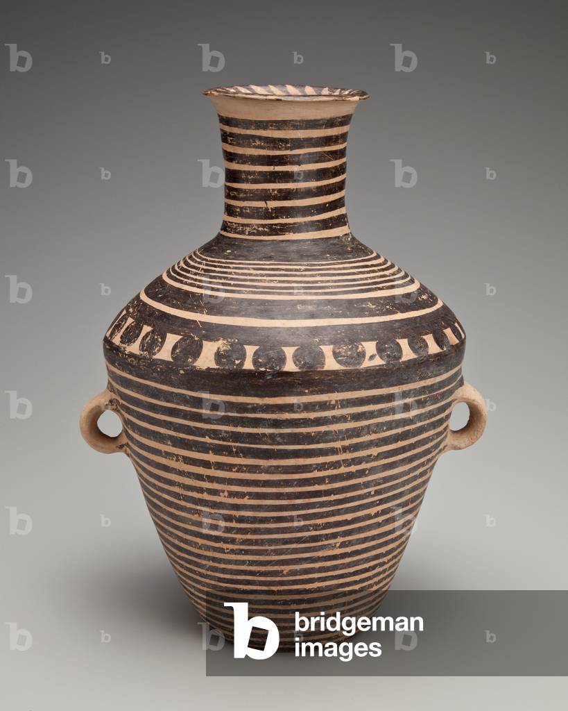 Vaso alto collo con anelli e puntini sulla spalla, pre-IV secolo a.C. (terracotta e vernice)