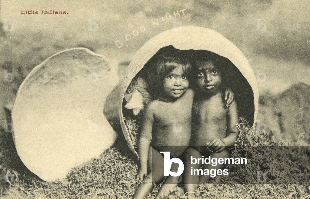 Image de Photographie représentant Deux enfants éclosent à partir d'un oeuf (photo b/w) par English Photograph