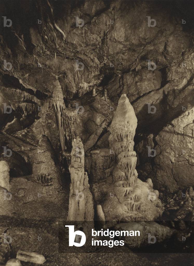 Immagine di Stampa "Grotte di Cheddar: Pilastri di meravigliosa varietà e forma" di English Photographer, b/w