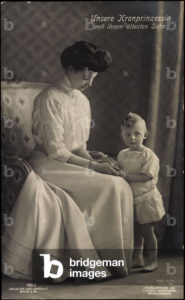 Bild von Fotografie "Kronprinzessin Cecilie mit ihrem ältesten Sohn" 1908 von German Photographer, b/w