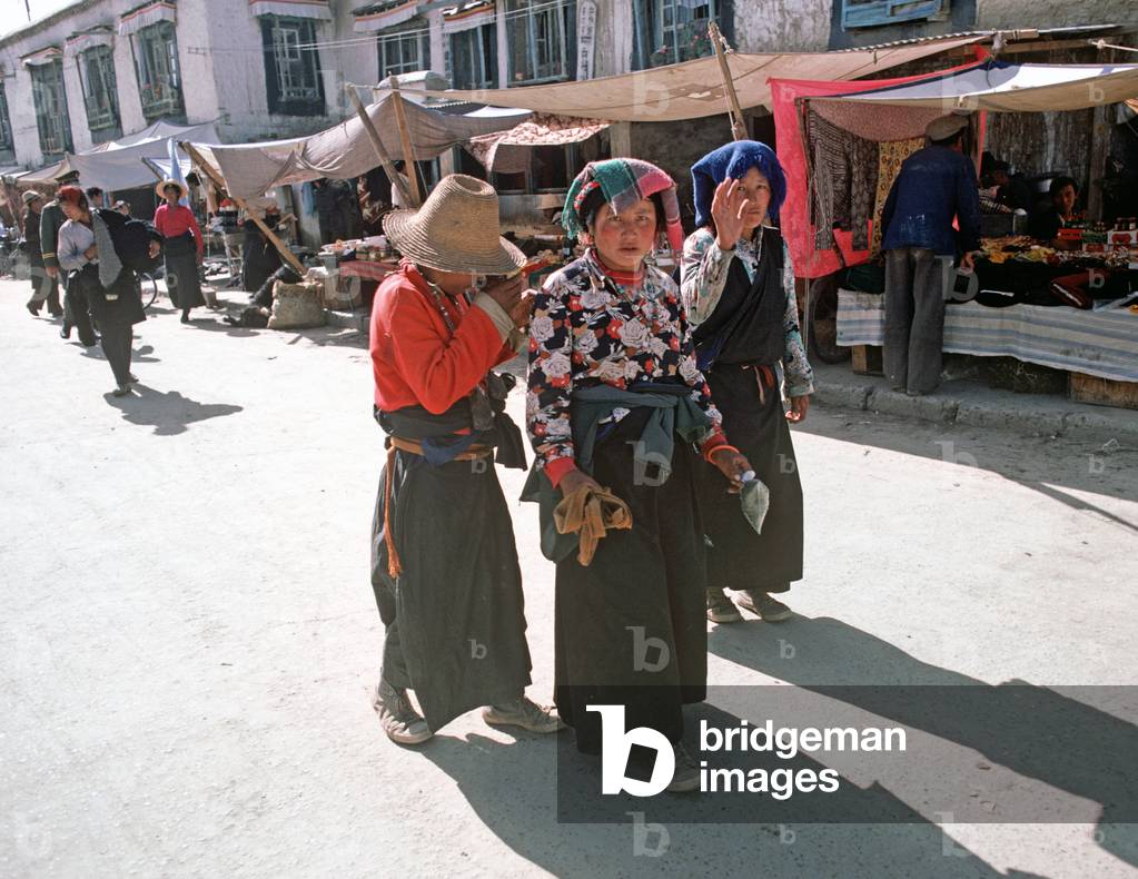 Kamera schüchtern tibetische Frauen in Lhasa Hauptplatz (Foto)