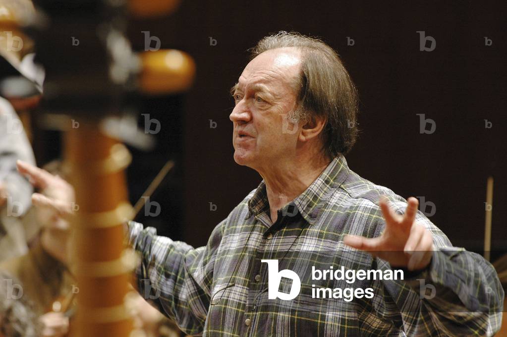 "Nikolaus Harnoncourt dirigiert den Concentus Musicus Wien während der Probe für das Chorkonzert Nr", b/w