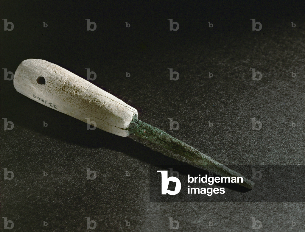 Image of Artifact depicting Copper awl set in a bone handle (copper) -4000 by Erich Lessing