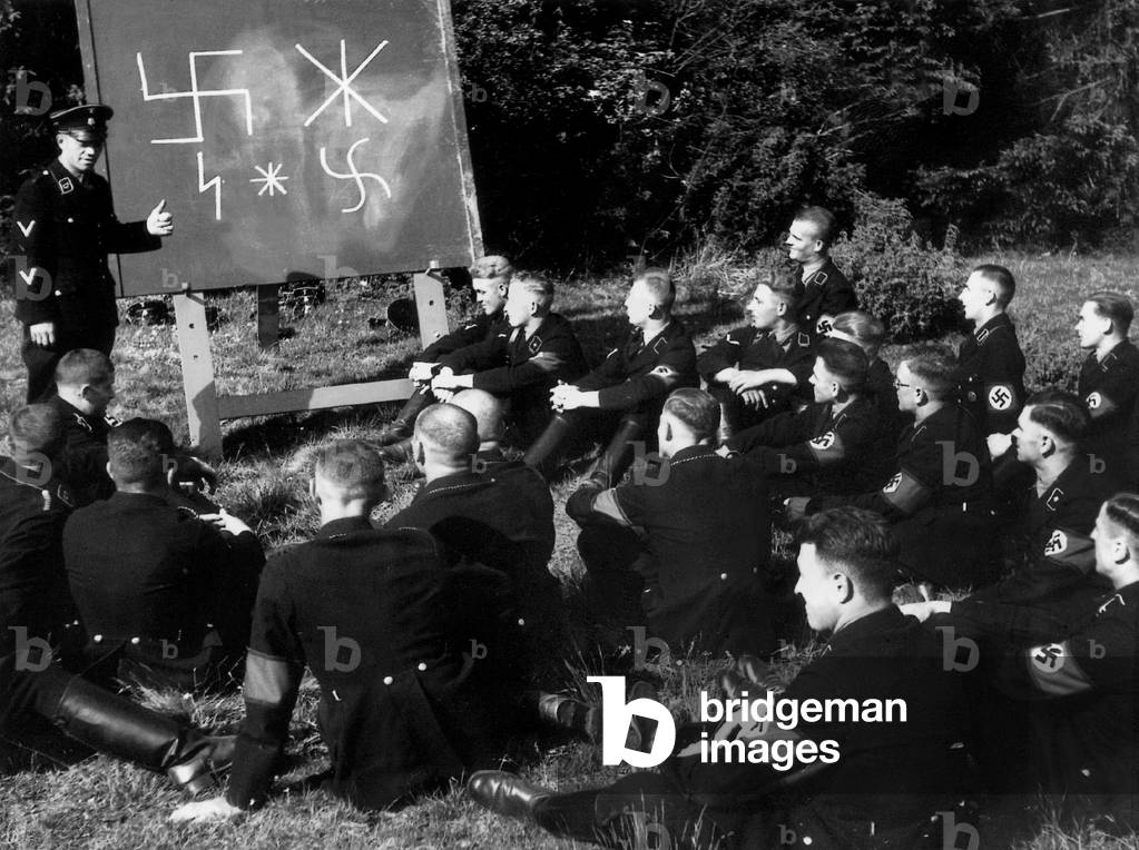 Image of Photography depicting SS recruits during instruction (b/w photo) 1933, b/w