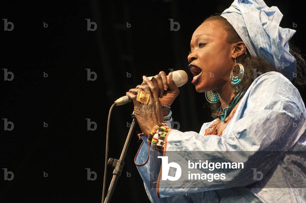 Bild von Fotografie "Oumou Sangare (Foto)" von Paul Tomlins