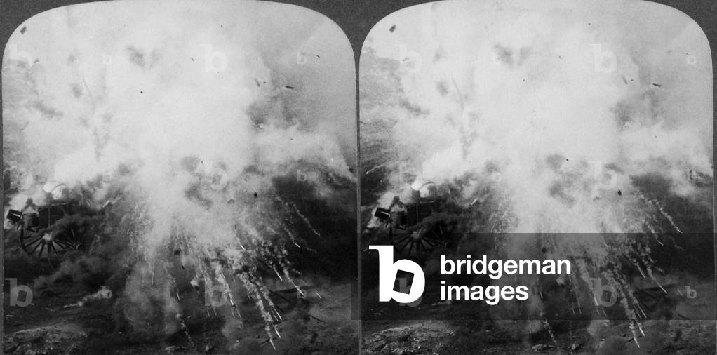 Image de Photographie représentant Explosion d'un wagon de munitions 1900 par Unknown photographer, b/w