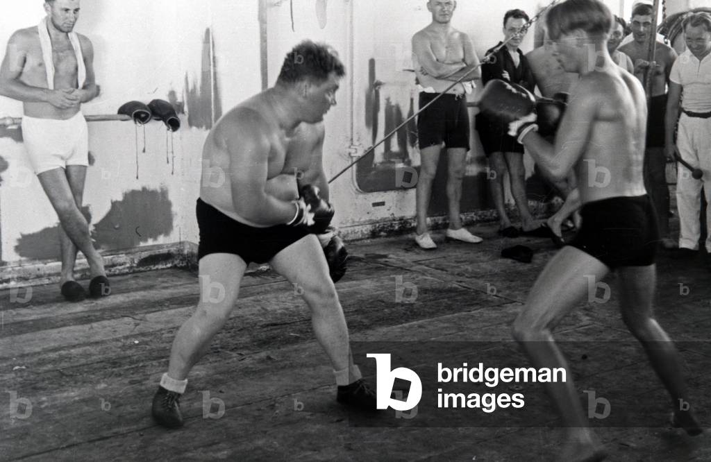 Immagine di Fotografia "Membri dell'equipaggio della nave officina «Jan Wellem» facendo uno sparring", b/w