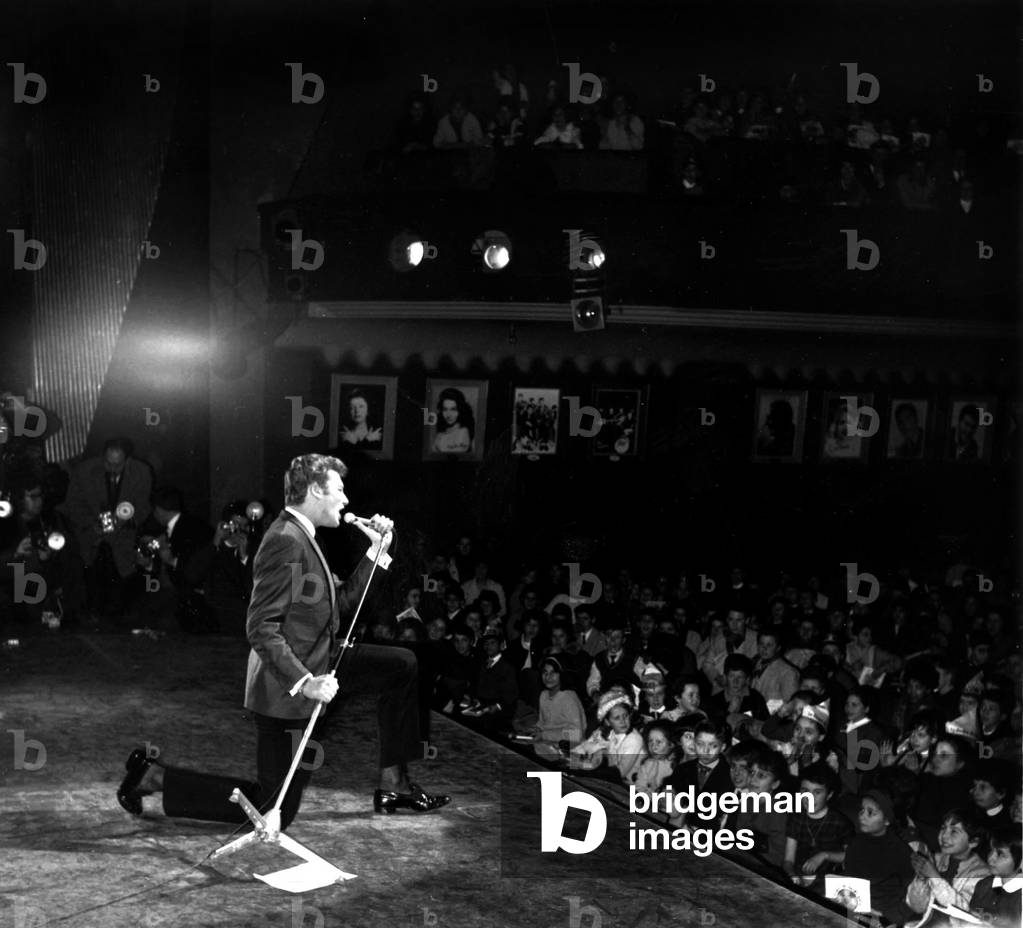 Image de Photographie représentant Johnny Hallyday sur scène à l'Olympia le 13 décembre 1962 1962 par René Sai
