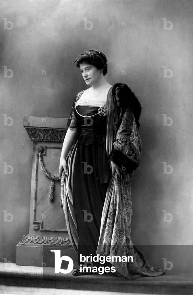 Immagine di Fotografia "L'attrice Marthe Brandes (1862-1930) nell'opera teatrale «L'Exilee» c.1893" 1893, b/w