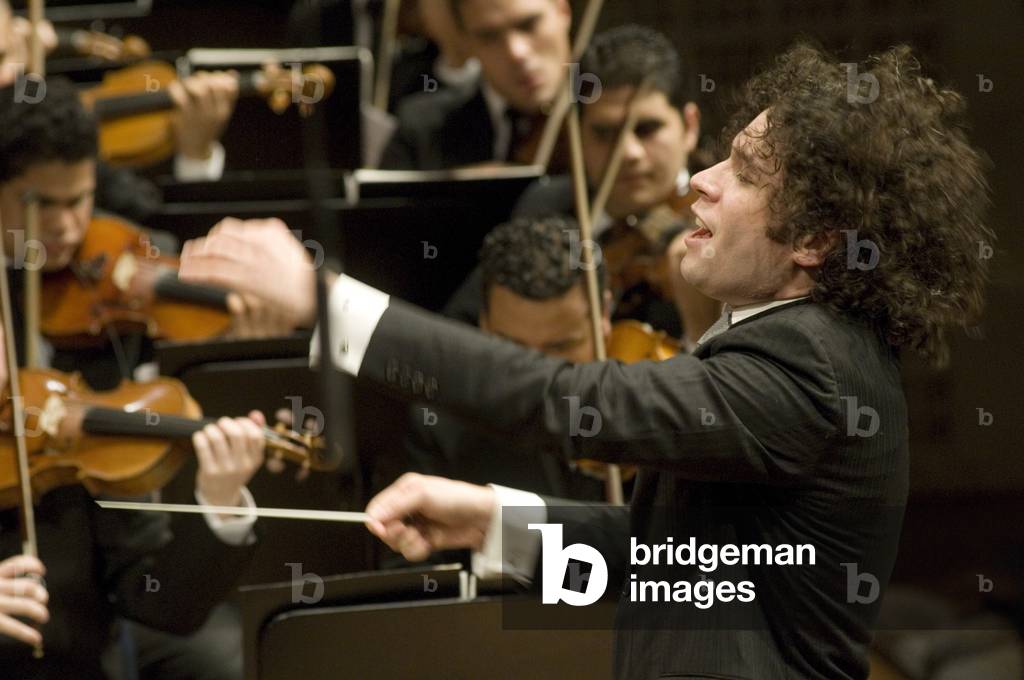 "Gustavo Dudamel dirigiert seine Sinfónica de la Juventud Venezolana Simón Bolívar", b/w