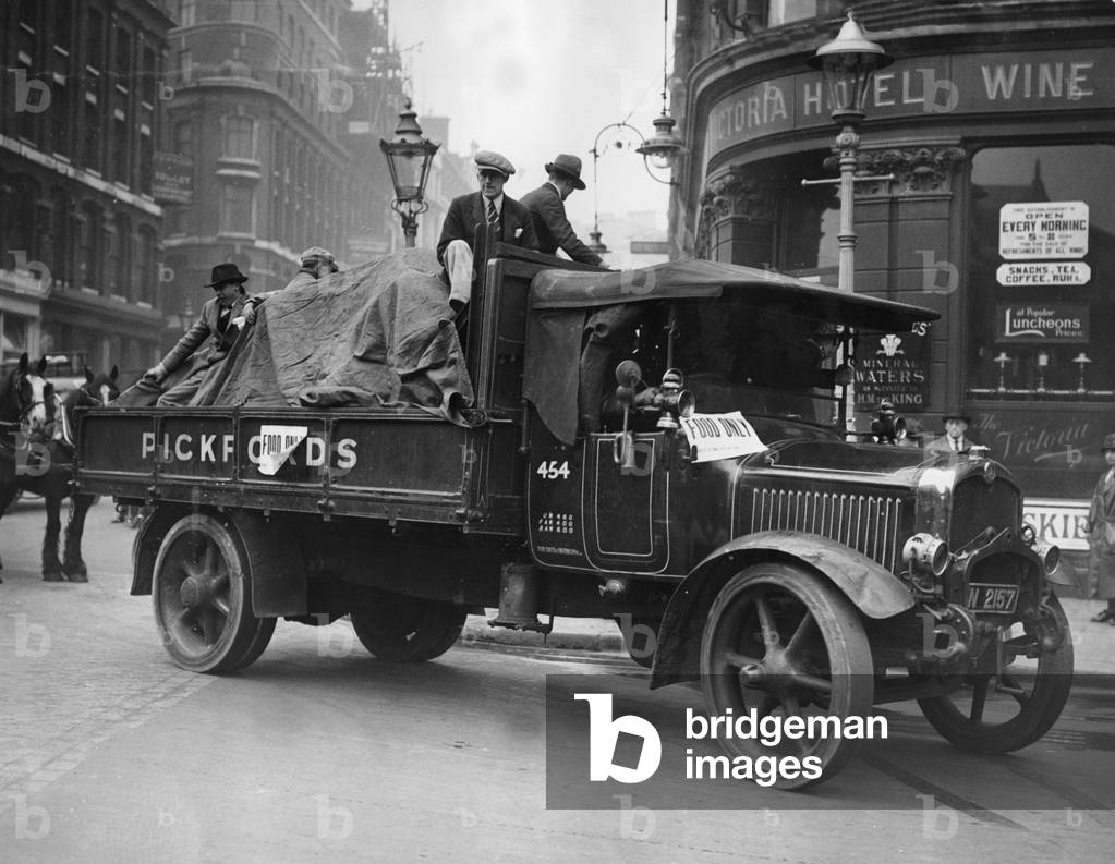 Immagine di Fotografia "Consegna sorvegliata allo Smithfield Market di Londra" 1920