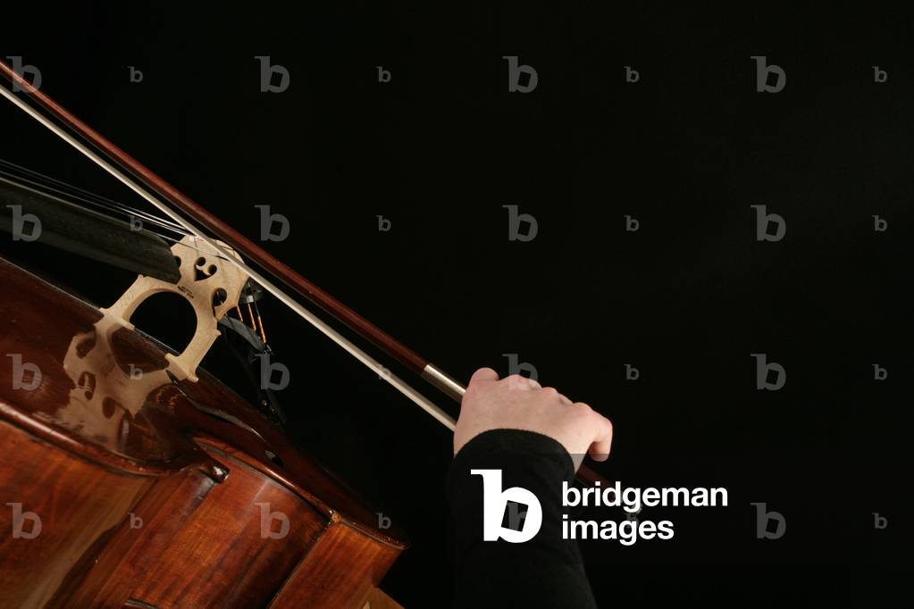 Immagine di Fotografia "Violoncello - donna in posizione di suonatore" di Chris Stock