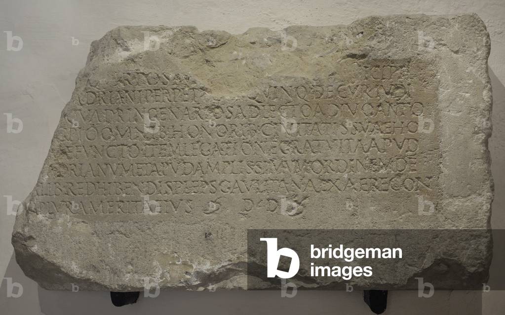 Bild von Skulptur "Römische Inschrift mit Widmung an Caius Vallius Postumus" 101