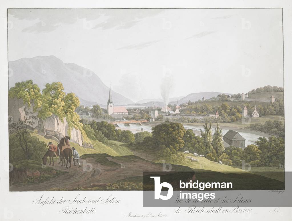 Tre viaggiatori su una strada in primo piano, con un ponte sul fiume Saalach, e la città di Reichenhall e sali