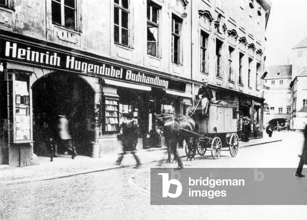 Immagine di Fotografia "La libreria Hugendubel su Salvatorplatz a Monaco di Baviera (foto in b/n)" 1920, b/w