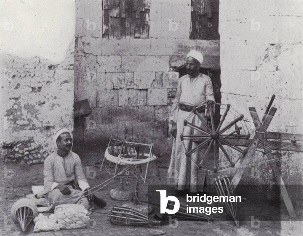 Egypte : Les tisserands préparent la soie pour les métiers à tisser (n&b photo)