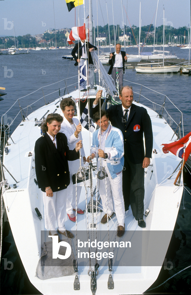 Bild von Fotografie "Oslo 19870706. Die gesamte Conprince Familie zusammen an Bord der "Fram X" auf der Queen.