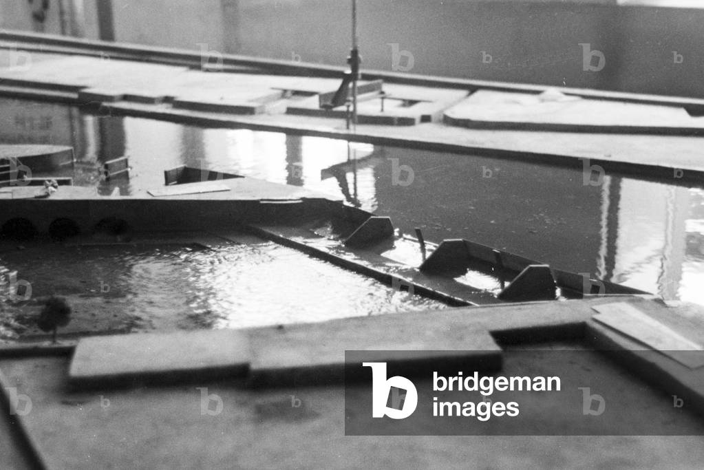 Presso il laboratorio di ingegneria fluviale di Karlsruhe viene costruito un modello di sbarramento fluviale, 