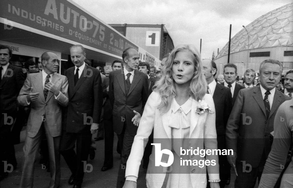 Sylvie Vartan und Valerie Giscard d'Estaing auf dem 62. Pariser Autosalon, 1975 (s/w Foto)