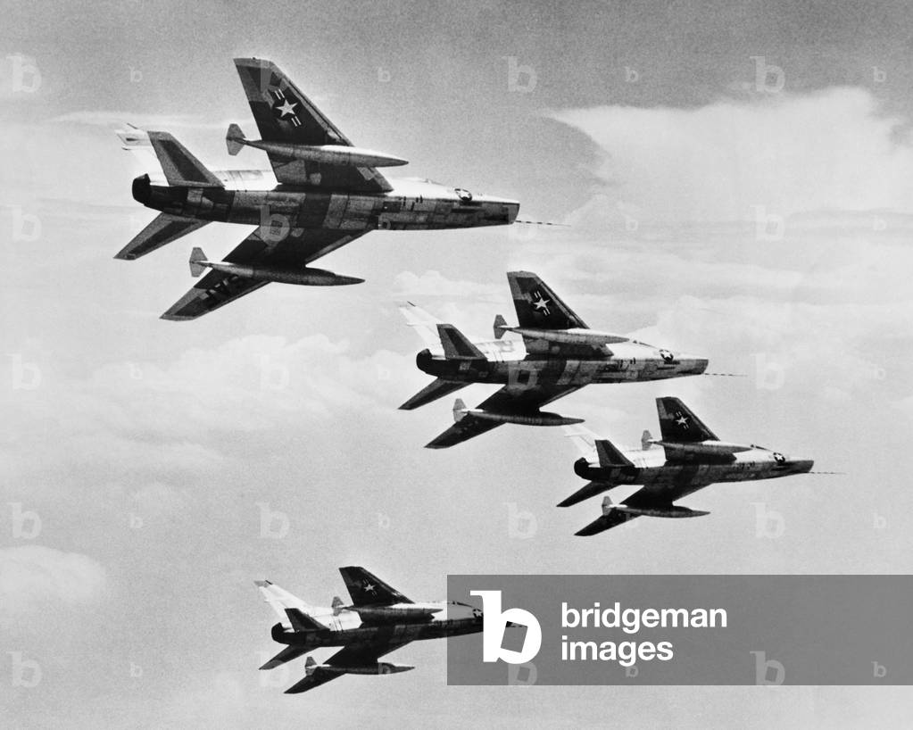 Immagine di Fotografia "Inquadratura dal basso di quattro aerei da combattimento che volano in formazione", b/