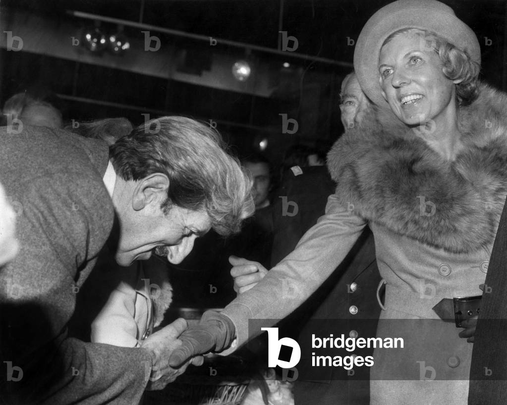 Bild von Fotografie "The General Massu Kissing Claude Jacqueline Pompidou Hand während A Sale For The Associat