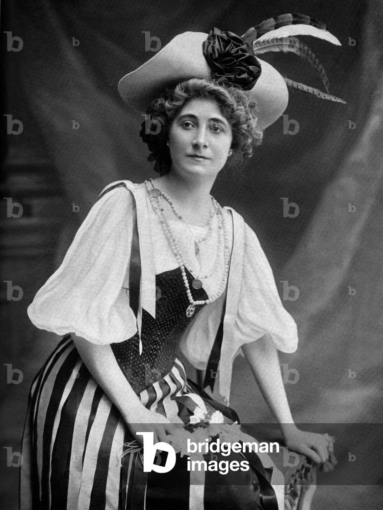"Die französische Opernsängerin Aline Vallandri als Nedda in der Oper „Paillasse“ in Aix Les Bains" 1907, b/w