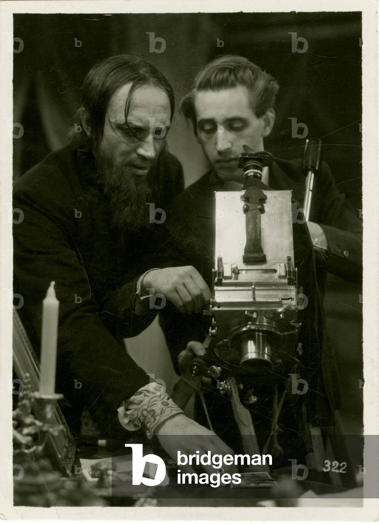 Image of Conrad Veidt and Walter Lichtenstein on the set of