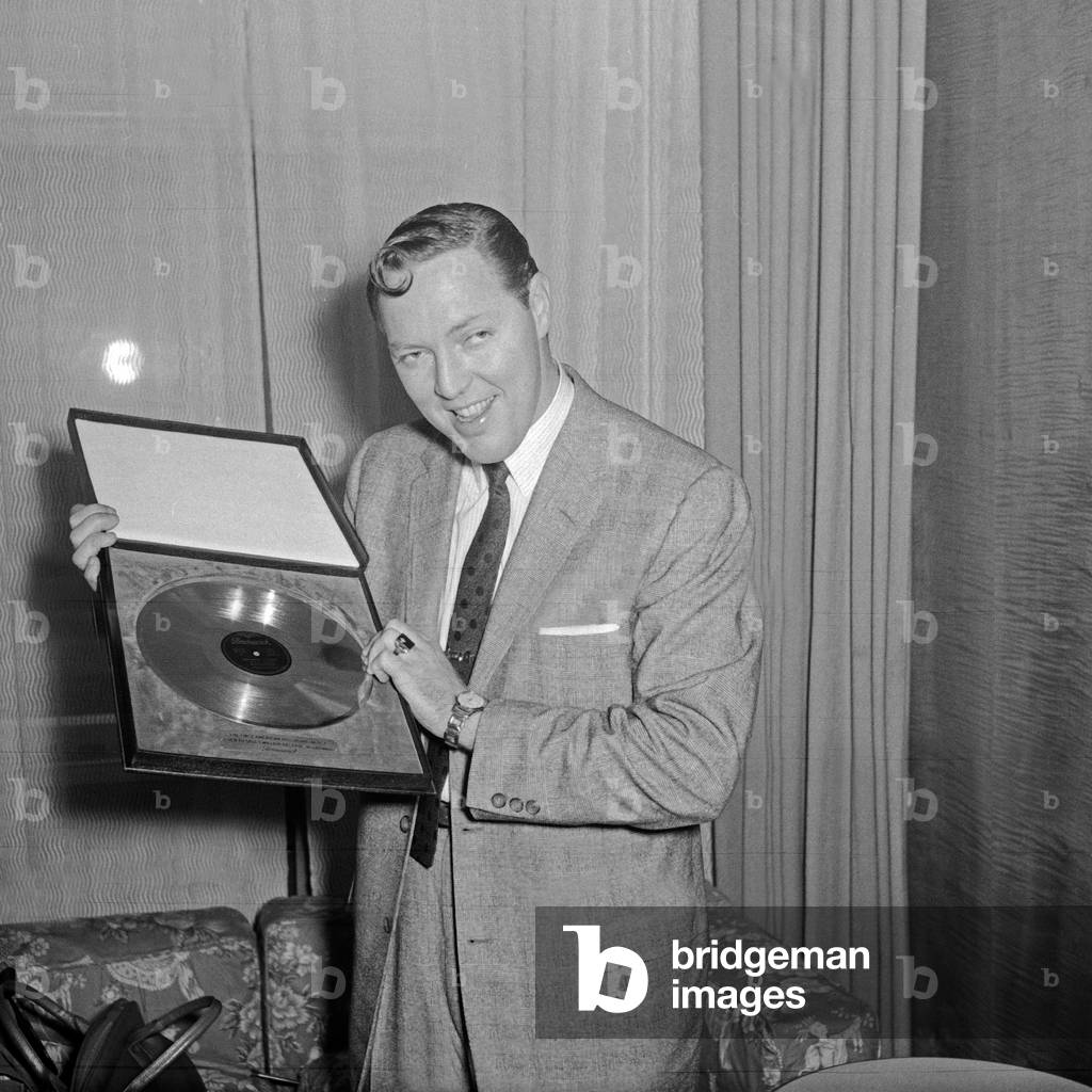 "American Rock n Roll cantante Bill Haley riceve il disco d'oro per la sua canzone «Rock Arount The Clock»", b