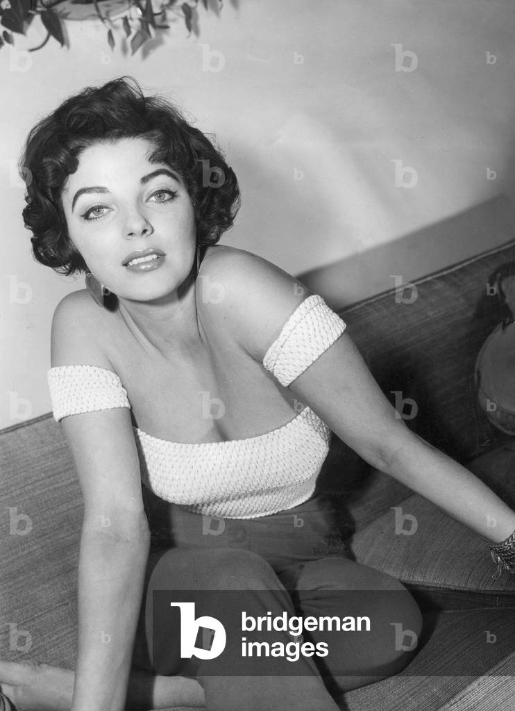 "Joan Collins", b/w