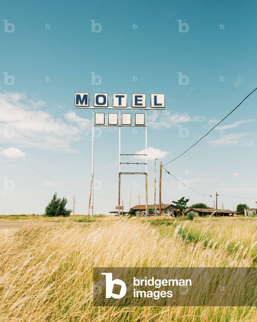 Immagine di Fotografia "Insegna di un motel e di un caffè abbandonati" di Jon Bilous
