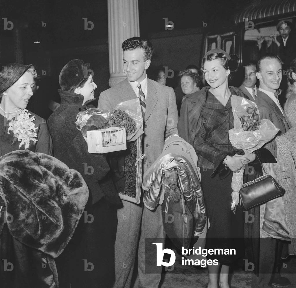 Immagine di Fotografia "I «Ballets de Roland Petit» partono per New York qui alla stazione Invalides di Parigi