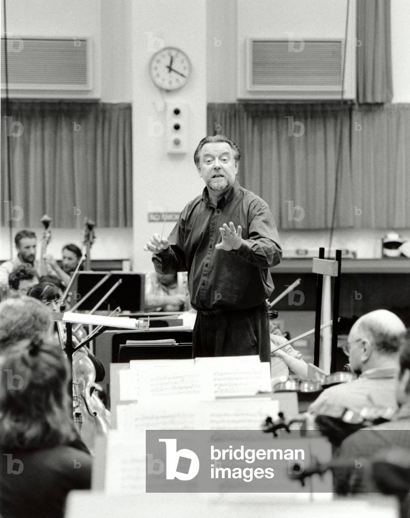 Bild von Fotografie "Sir Andrew Davis dirigiert" von Jim Four, b/w