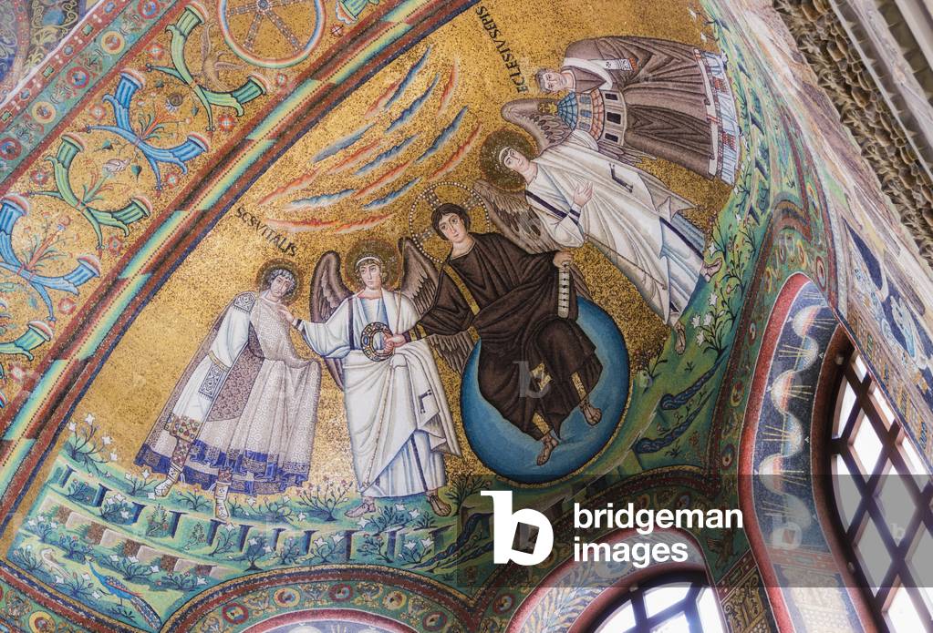 "Mosaico in abside di San Vitale di Cristo fiancheggiato da due angeli e San Vitalis e Vescovo Ecclesius"