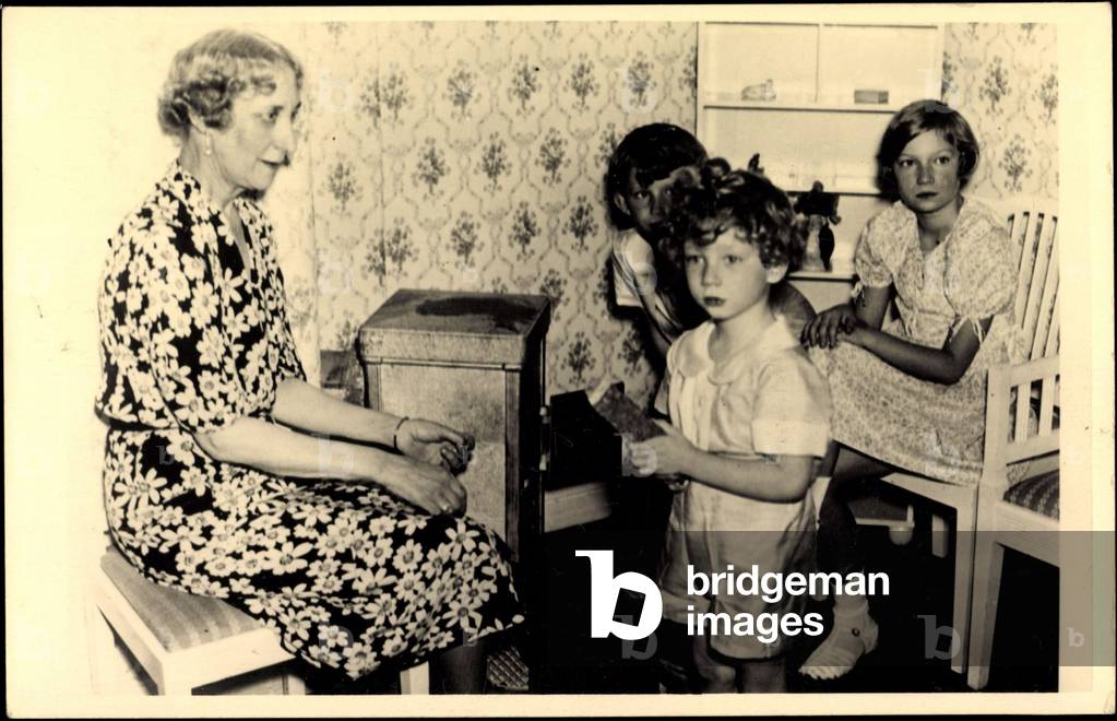 Immagine di Fotografia "Ak Princess Joséphine Charlotte con il principe Baudouin (foto in b/n)" di German Phot