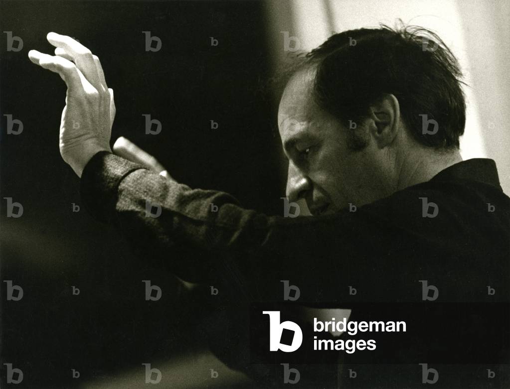Pierre Boulez dirige in