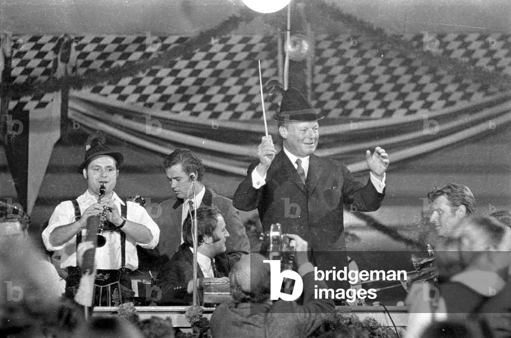Image de Photographie représentant Willy Brandt avec chapeau traditionnel sur l'Oktoberfest