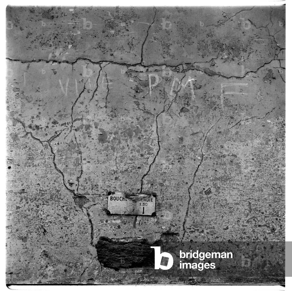 Immagine di una parete che mostra “bouche d'incendie” - segno ignifugo, Parigi inizio anni 1950
